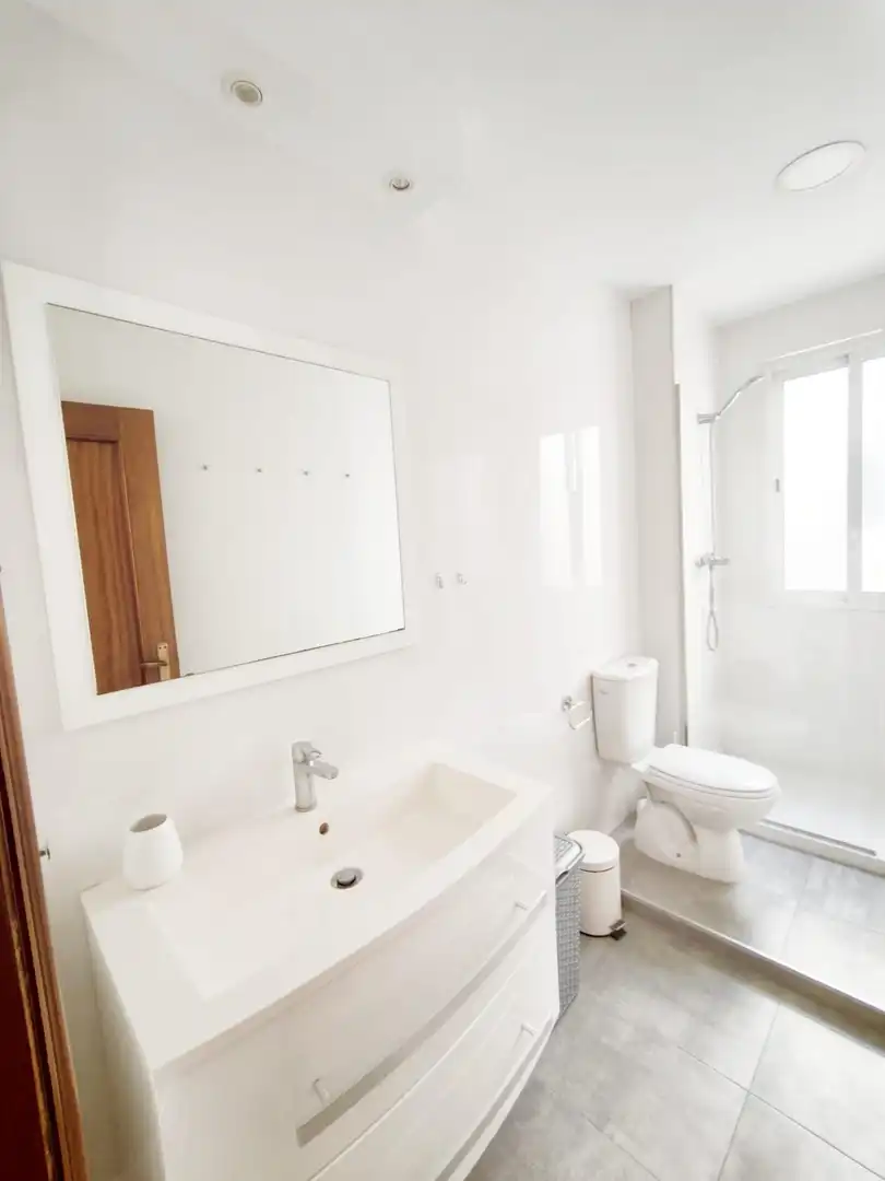 Badezimmer von Wohnung zur Miete in Valencia mit Klimaanlage, Parkett und Terrasse
