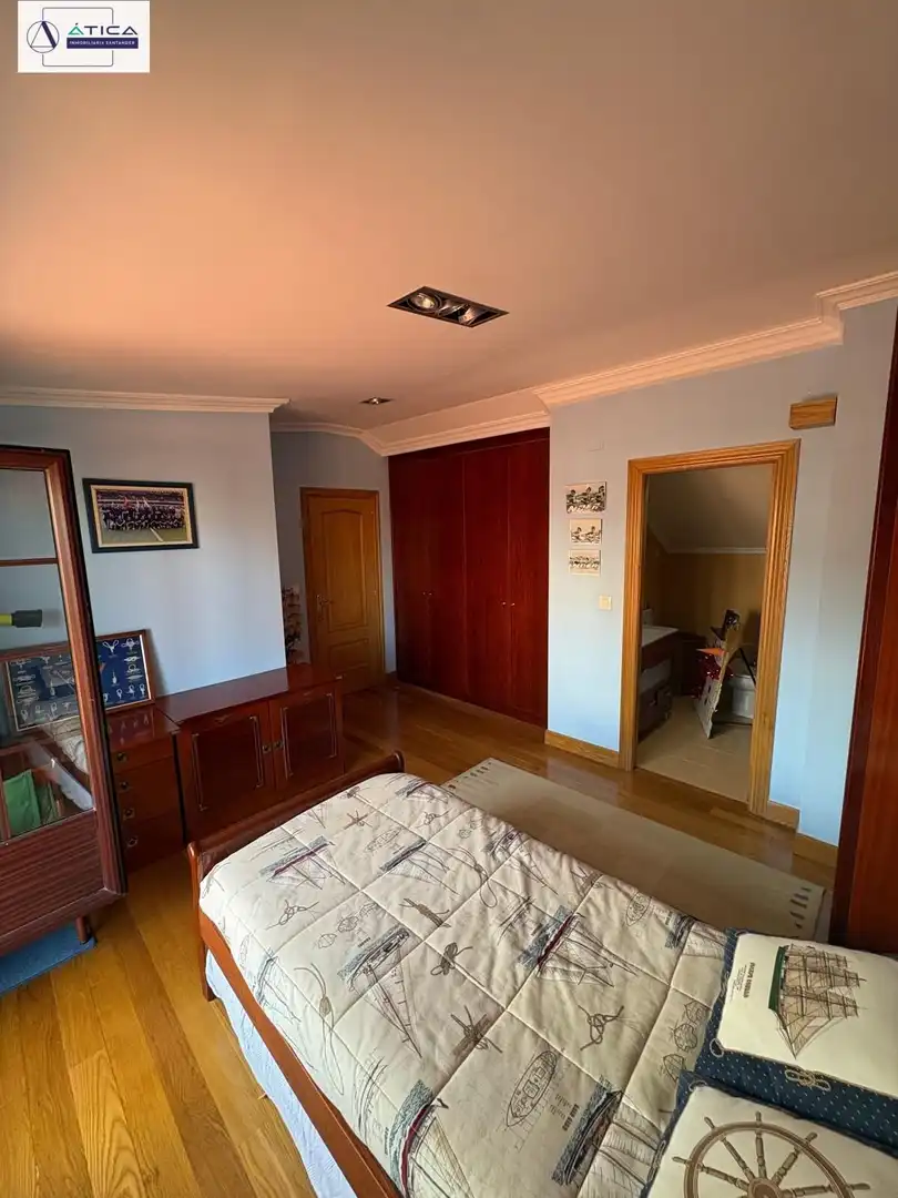 Dormitori de Casa adosada en venda en Castro-Urdiales amb Aire condicionat, Calefacció i Jardí privat