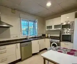 Cuina de Casa o xalet en venda en Punta Umbría amb Aire condicionat, Jardí privat i Parquet
