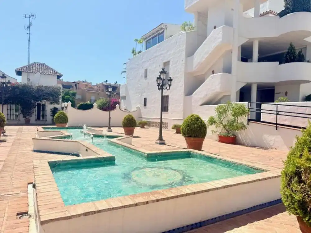 Vista exterior de Ático de alquiler en Marbella con Aire acondicionado, Terraza y Piscina