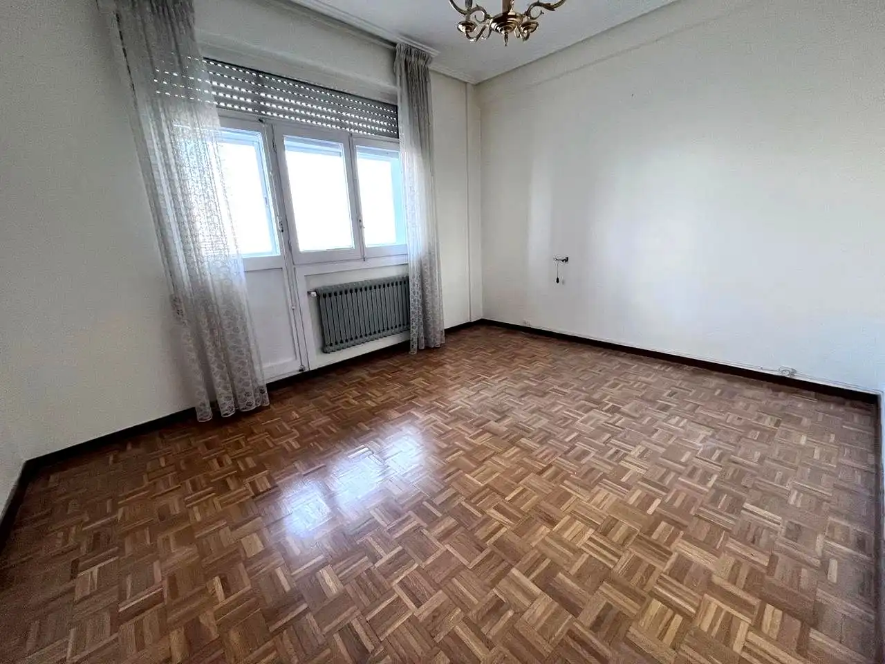 Dormitori de Pis en venda en Vitoria - Gasteiz amb Calefacció, Parquet i Terrassa