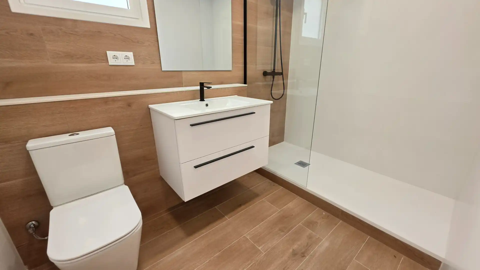 Badezimmer von Wohnung zum Verkauf in Tarragona mit Klimaanlage, Heizung und Parkett