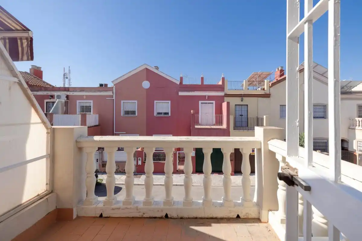 Vista exterior de Casa adosada en venta en Valencina de la Concepción con Aire acondicionado, Calefacción y Terraza