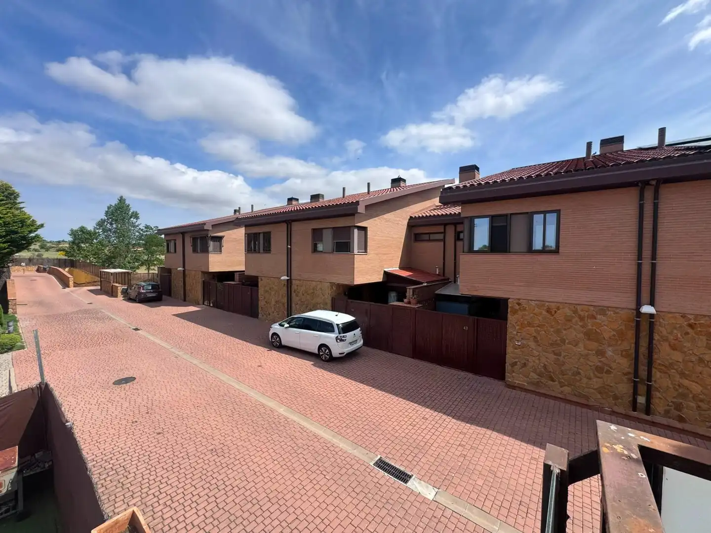 Vista exterior de Casa adosada en venta en Yebes con Calefacción, Balcón y Piscina comunitaria