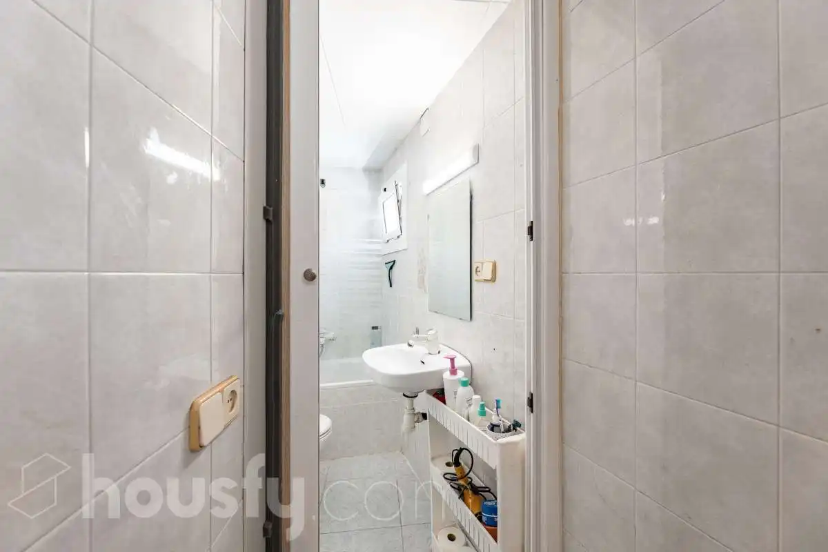 Bany de Apartament en venda en Gavà amb Aire condicionat, Terrassa i Moblat