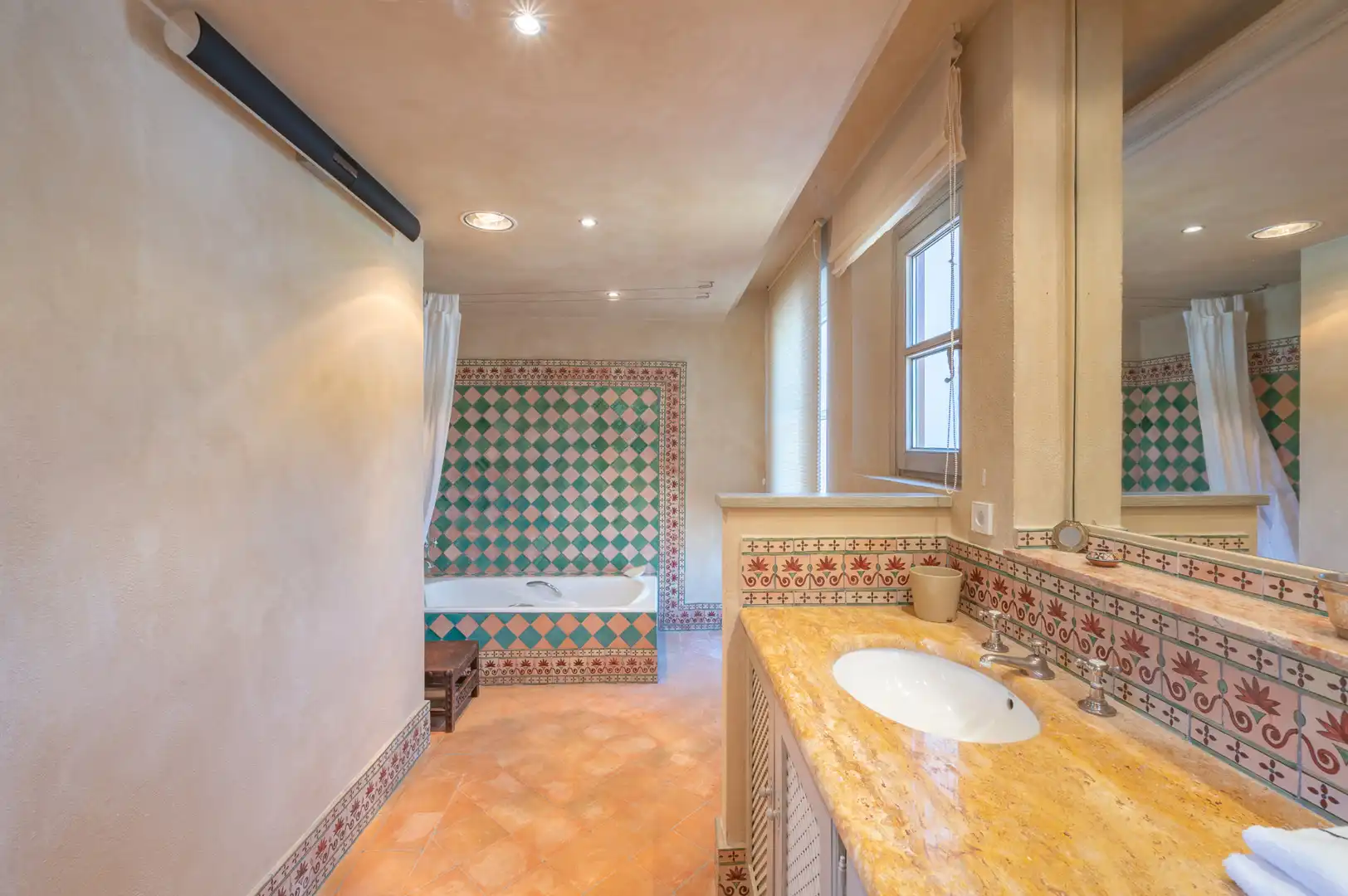 Bany de Casa o xalet en venda en Estepona amb Aire condicionat, Jardí privat i Terrassa