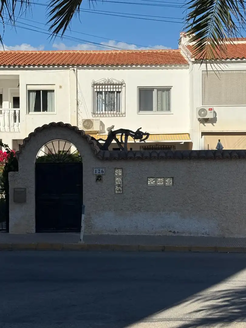 Vista exterior de Casa adosada en venda en Torrevieja amb Aire condicionat, Calefacció i Terrassa