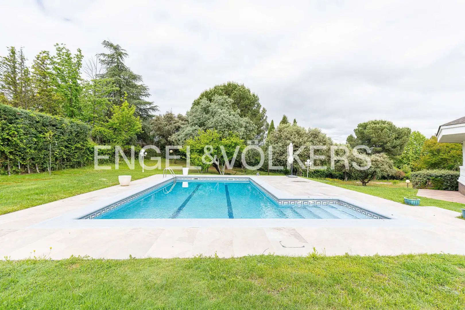 Piscina de Casa o chalet en venta en Pozuelo de Alarcón con Aire acondicionado, Calefacción y Jardín privado