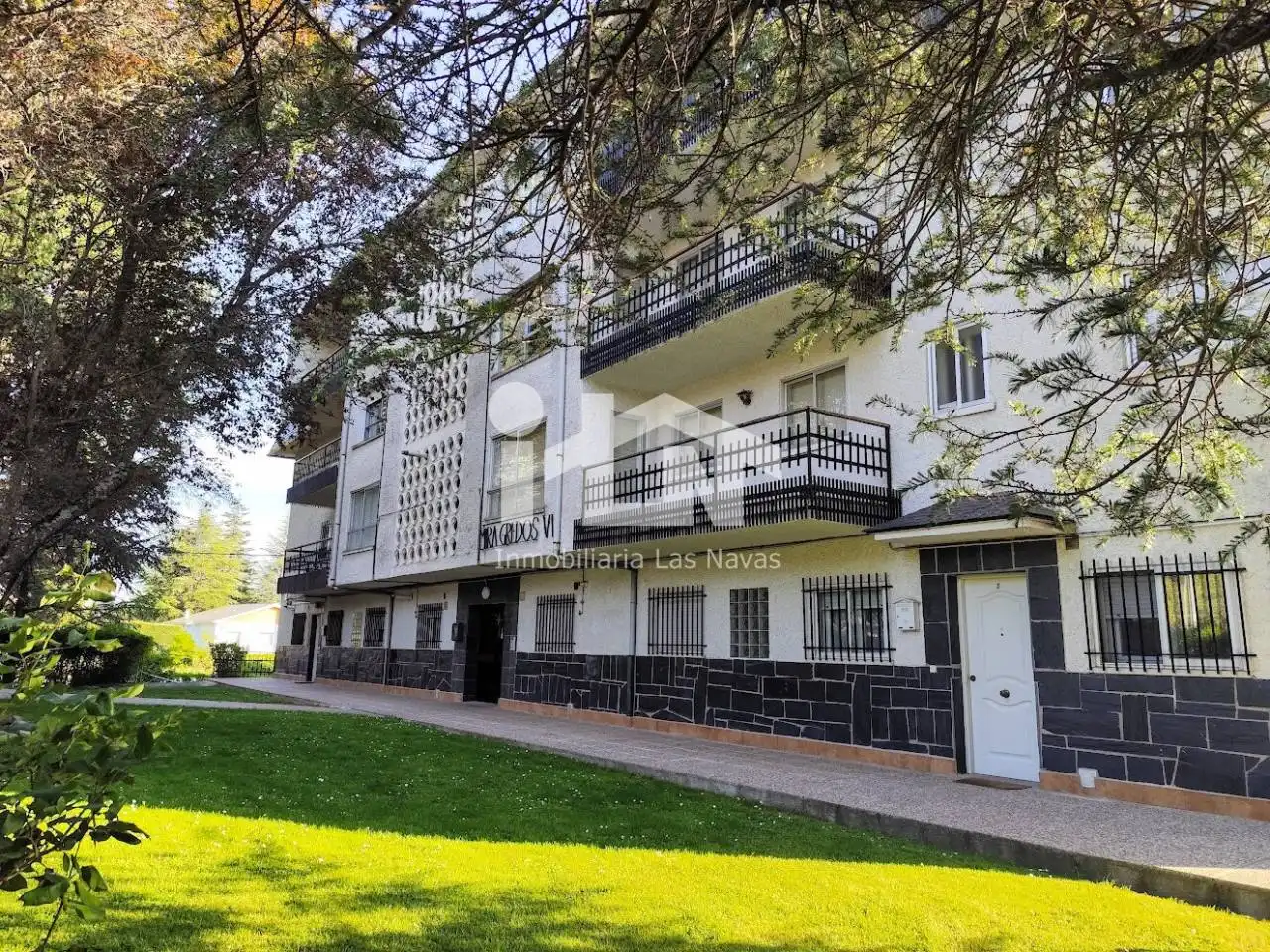 Vista exterior de Pis en venda en Las Navas del Marqués  amb Parquet, Terrassa i Traster