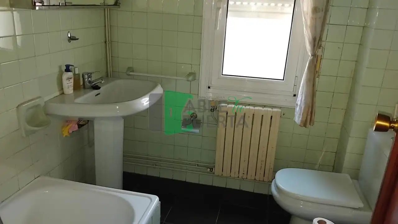 Baño de Piso en venta en Ourense Capital  con Calefacción, Trastero y Amueblado