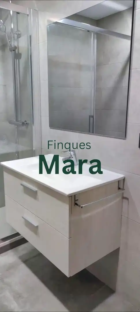 Bany de Pis en venda en Sant Boi de Llobregat amb Balcó