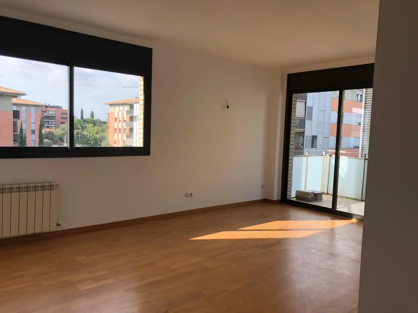 Living room of Flat for sale in Sant Cugat del Vallès  with Heating, Parquet flooring and Swimming Pool