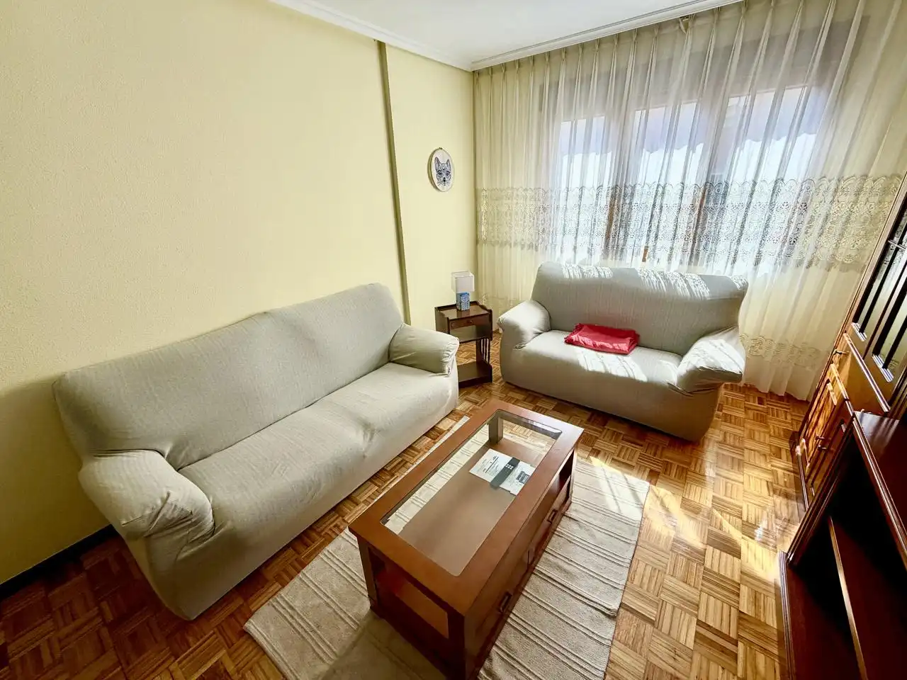 Sala d'estar de Pis de lloguer en Gijón  amb Calefacció i Moblat