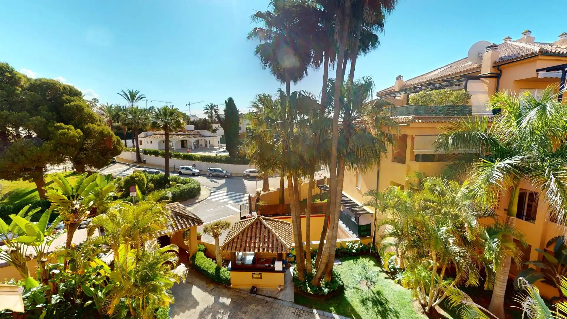 Vista exterior de Pis en venda en Marbella amb Jardí privat, Terrassa i Balcó