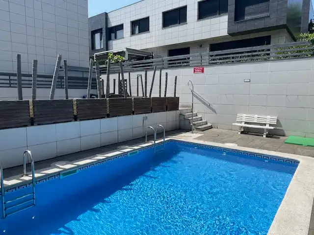 Piscina de Casa adosada en venda en Santander amb Calefacció, Jardí privat i Parquet