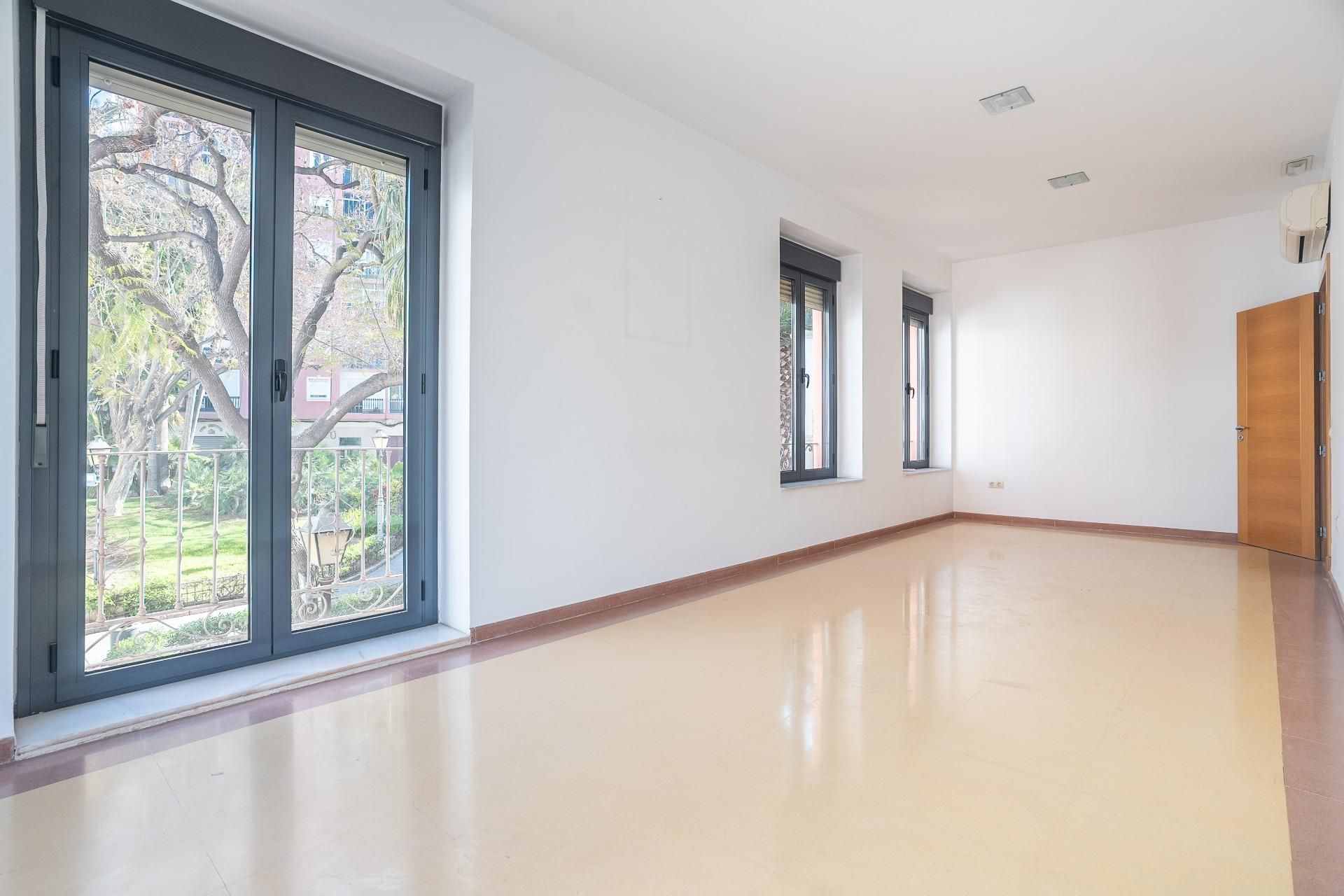 Office for sale in  Almería Capital  with Air Conditioner and Storage room