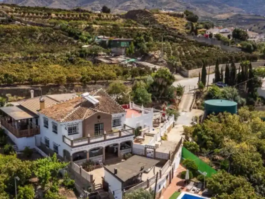 Vista exterior de Finca rústica en venda en Benamargosa amb Aire condicionat, Piscina i Balcó