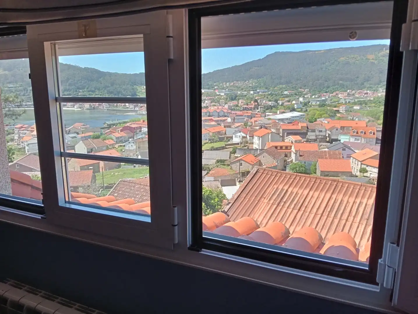 Vista exterior de Casa o xalet en venda en Muros amb Aire condicionat, Calefacció i Jardí privat
