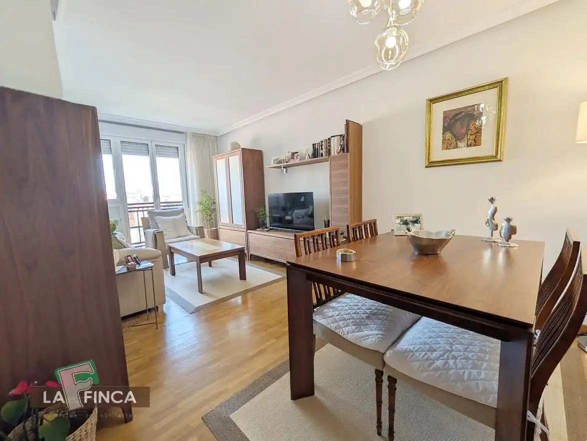 Sala d'estar de Pis en venda en Oviedo  amb Calefacció, Parquet i Traster