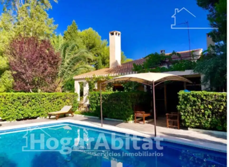 Villa con piscina in vendita a Avenida Las Moreras