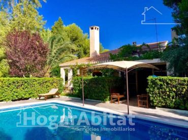 Xalet amb piscina en venda a Avenida Las Moreras
