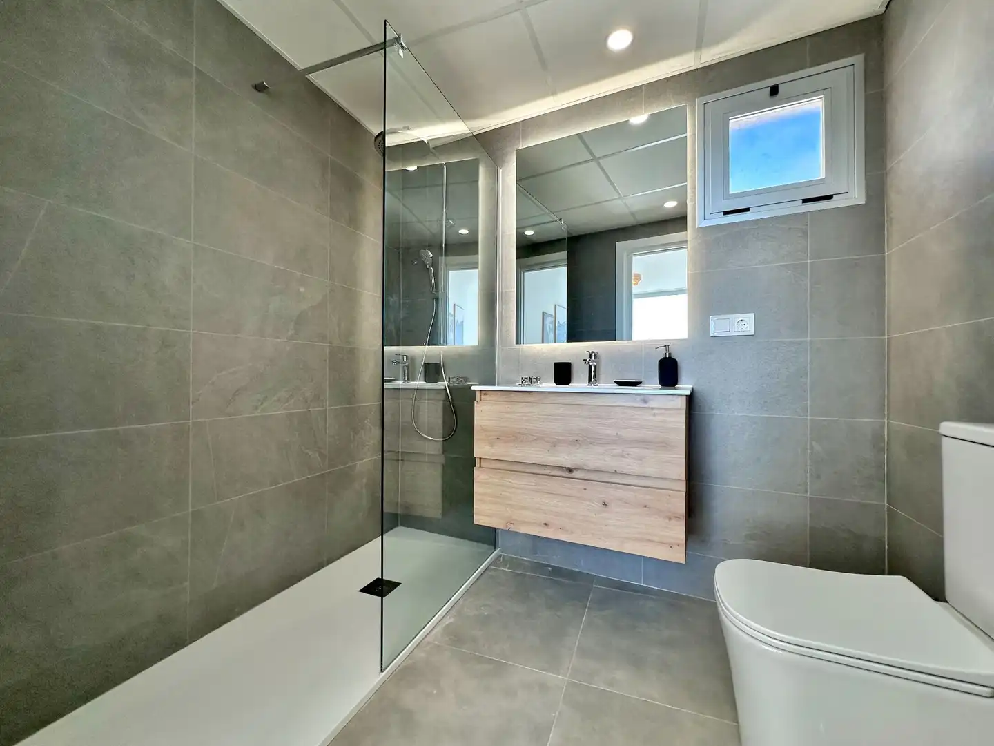 Badezimmer von Dachboden zum Verkauf in Almuñécar mit Klimaanlage, Terrasse und Schwimmbad