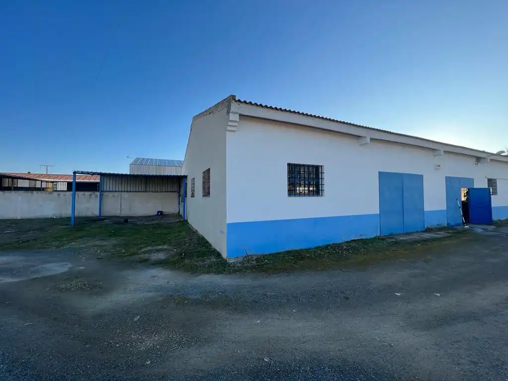 Vista exterior de Nave industrial en venta en Nava de la Asunción