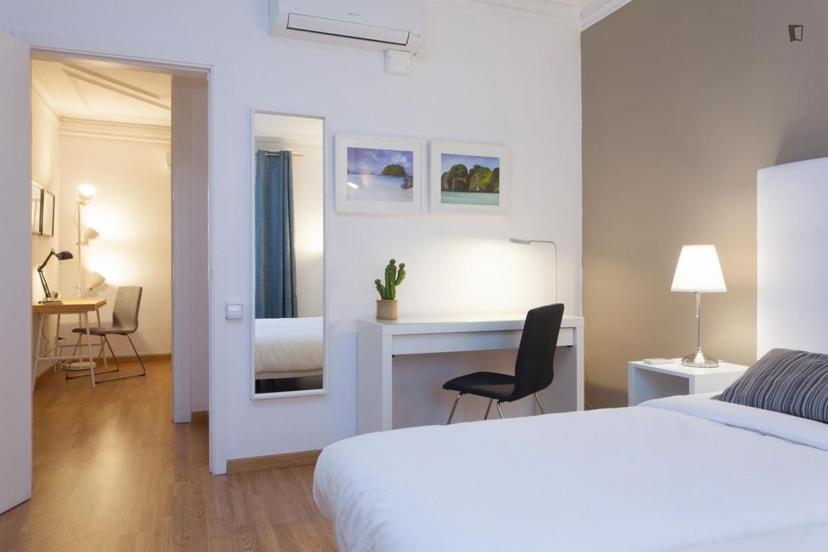 Dormitori de Apartament de lloguer en  Barcelona Capital amb Aire condicionat, Moblat i Forn