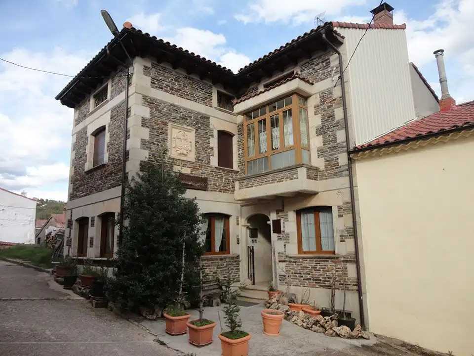 Vista exterior de Casa adosada en venda en Riocavado de la Sierra amb Calefacció, Traster i Moblat
