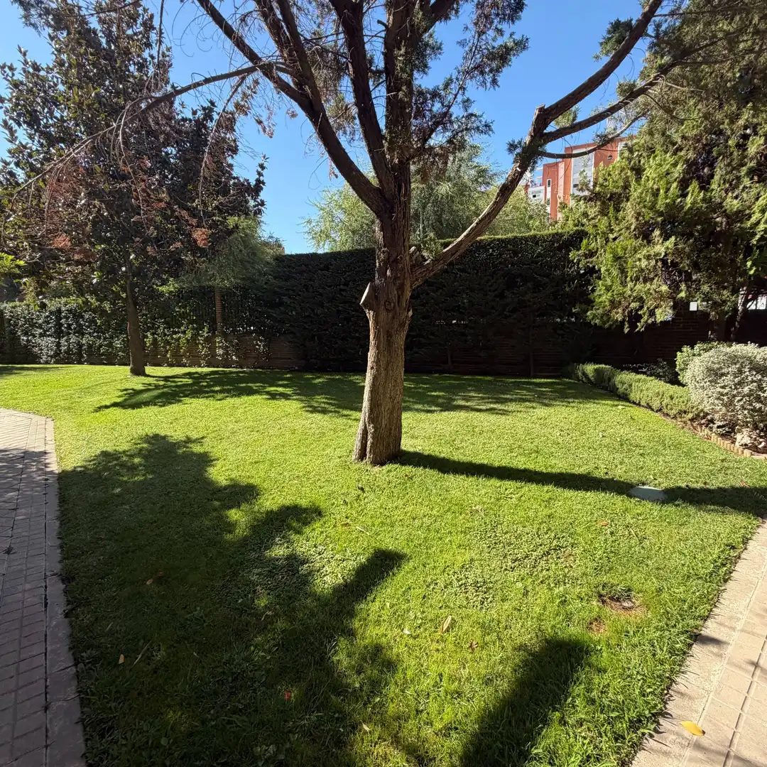 Jardín de Piso en venta en Madrid con Piscina comunitaria