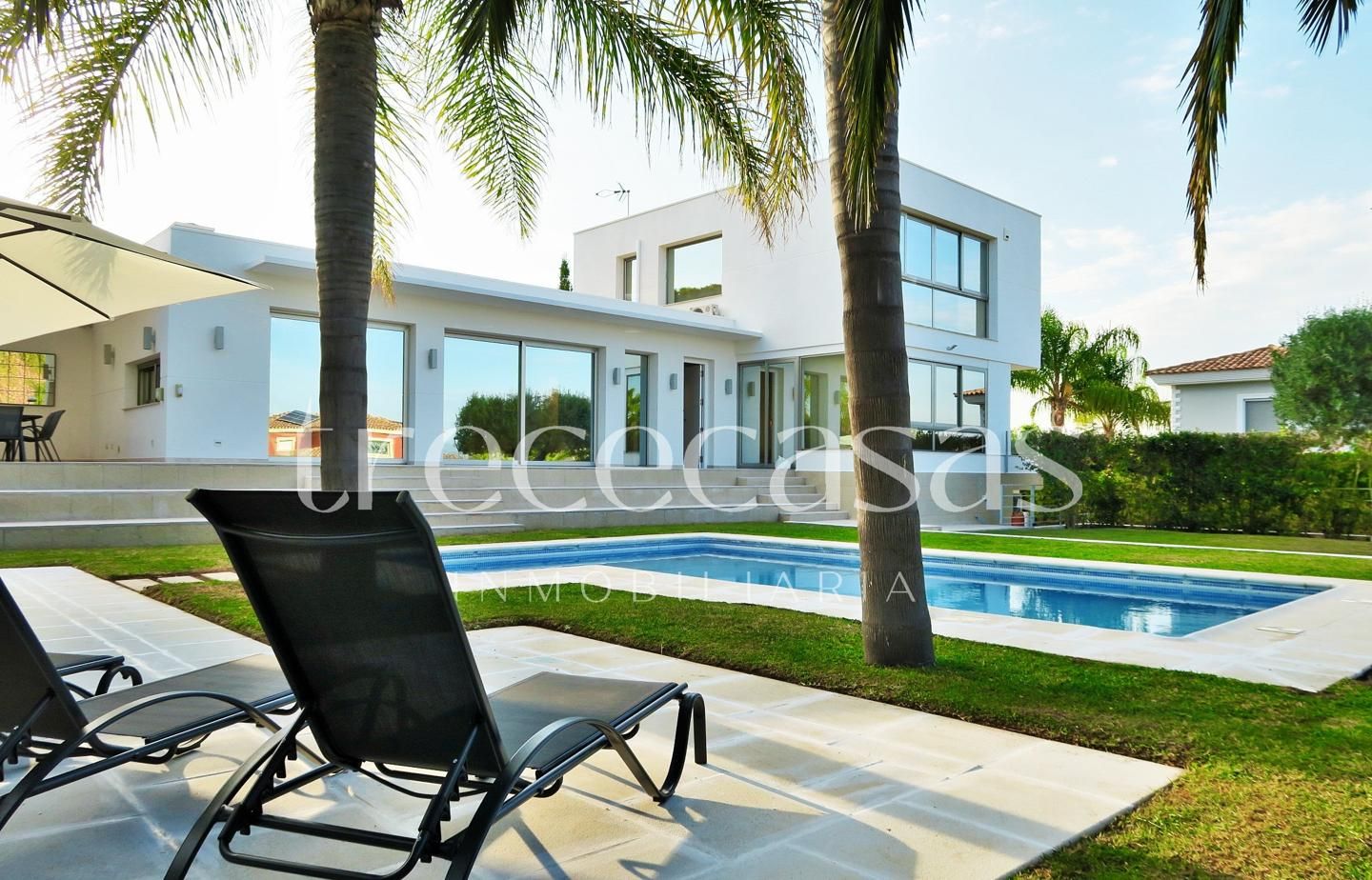 Vista exterior de Casa o xalet de lloguer en Bétera amb Calefacció, Jardí privat i Terrassa