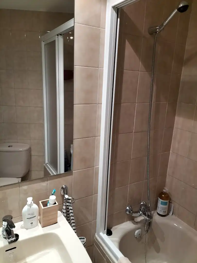 Bathroom of Flat for share in Madrid  with Air Conditioner, Heating and Furnished