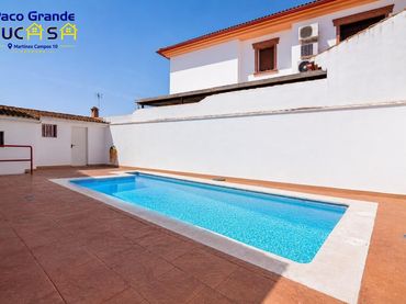 Chalet con piscina en venta en Calle de Dalí