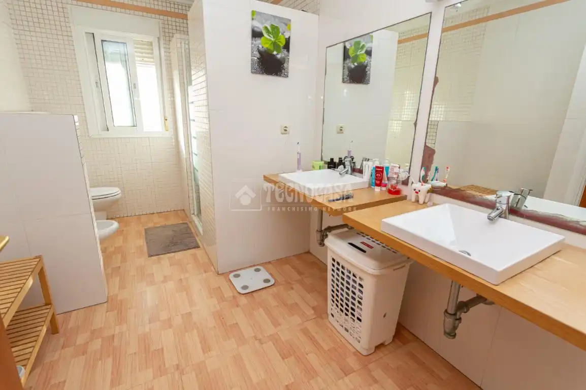 Bathroom of Houses for sale in Algeciras  with Air Conditioner and Swimming Pool