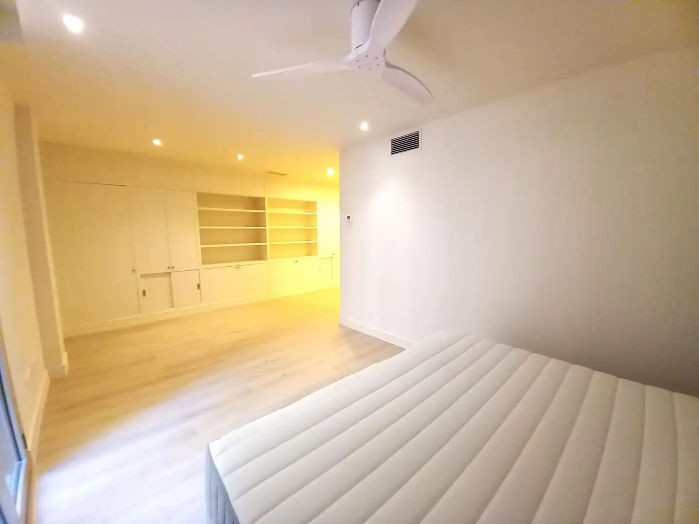 Wohnung zur Miete in Barcelona mit Klimaanlage, Heizung und Terrasse
