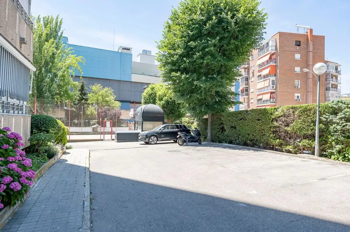 Aparcament de Pis en venda en Madrid amb Calefacció, Jardí privat i Terrassa