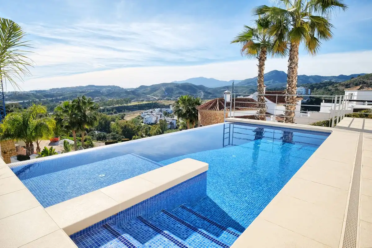 Piscina de Casa o chalet en venta en Benahavís con Jardín privado