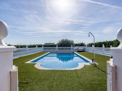 Piscina de Casa o xalet en venda en Pilas amb Aire condicionat, Calefacció i Jardí privat