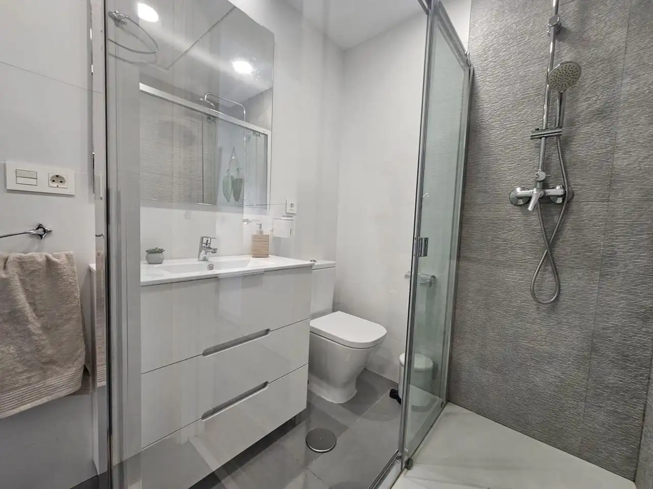 Baño de Piso en venta en Torremolinos con Aire acondicionado y Amueblado
