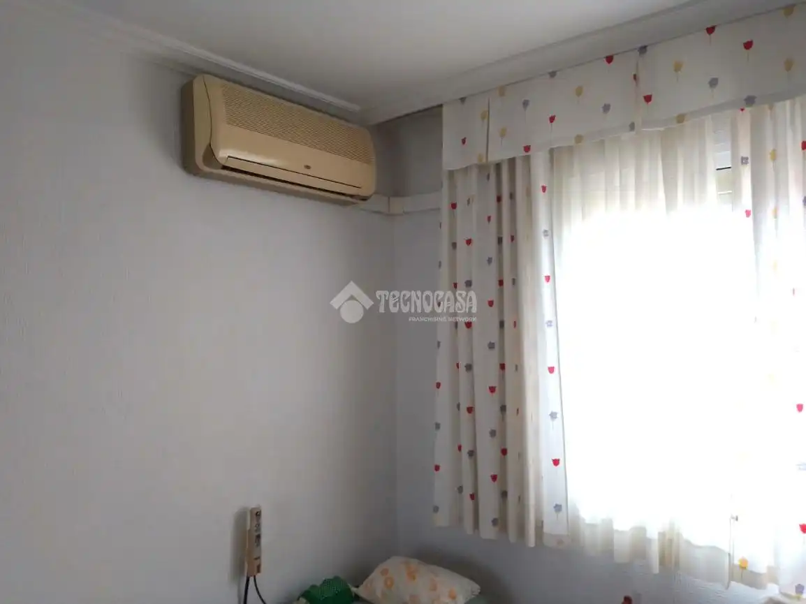 Habitación de Piso en venta en Sevilla con Aire acondicionado, Terraza y Amueblado