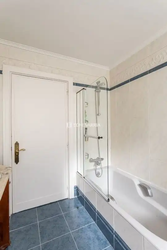 Bathroom of Flat for sale in Getxo   with Heating, Private garden and Terrace