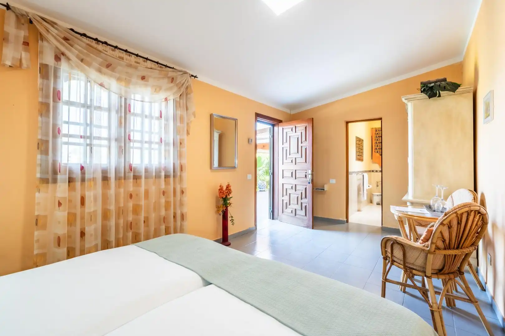 Dormitori de Casa o xalet en venda en Guía de Isora amb Aire condicionat, Jardí privat i Terrassa