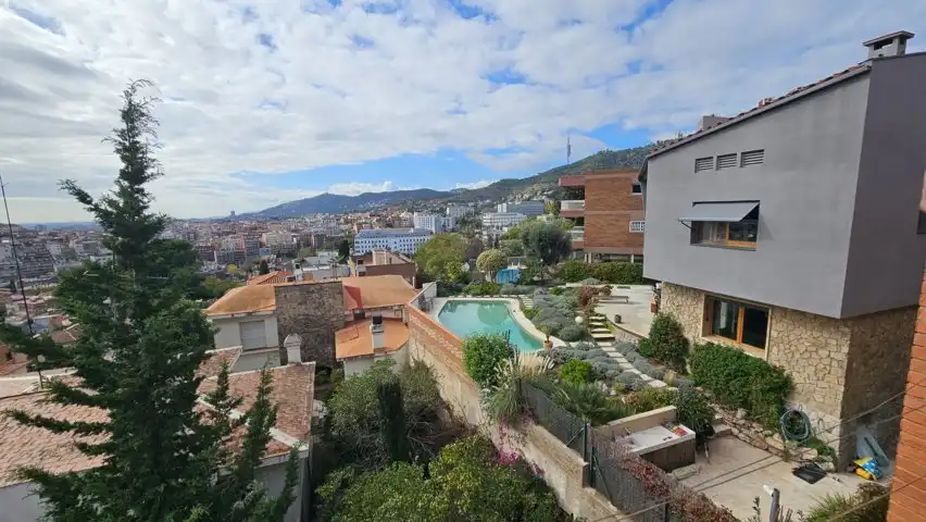 Vista exterior de Casa o xalet en venda en Barcelona amb Aire condicionat, Calefacció i Jardí privat