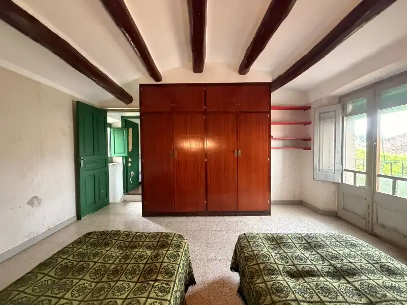 Dormitori de Casa o xalet en venda en Saus, Camallera i Llampaies amb Terrassa i Balcó