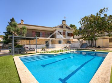 Xalet amb piscina en venda a Carrer Santiago Rusiñol