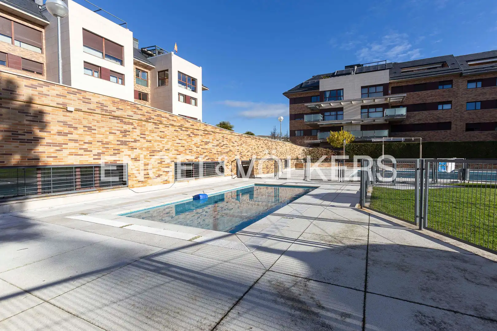 Piscina de Ático de alquiler en Zona Monte El Pilar