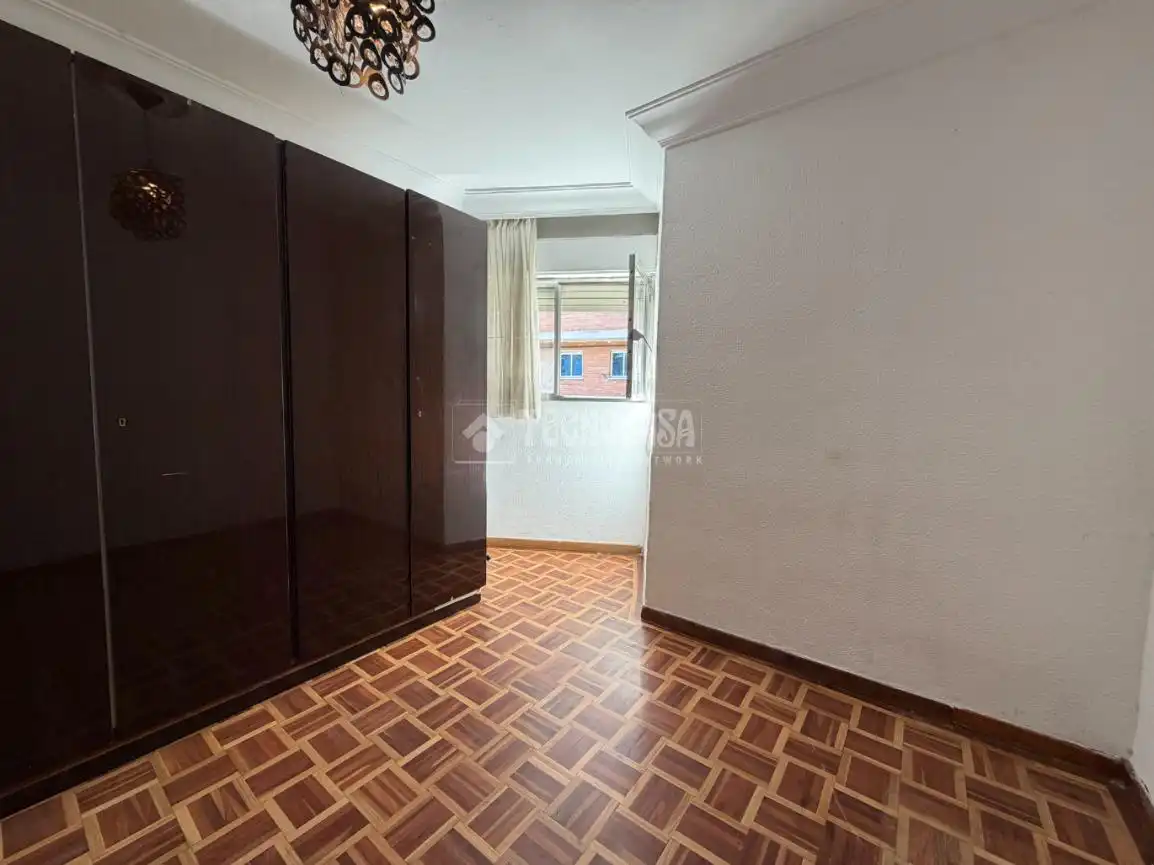 Dormitori de Pis en venda en Madrid amb Calefacció, Parquet i Terrassa
