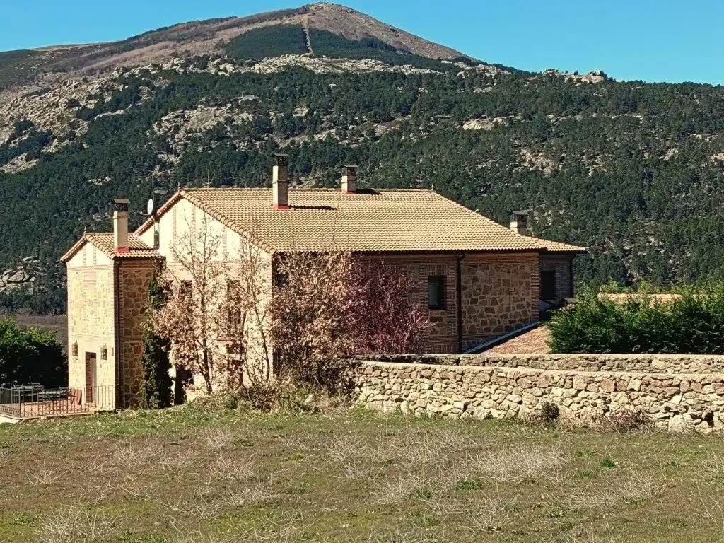 Exterior view of Buildings for sale in Navalonguilla