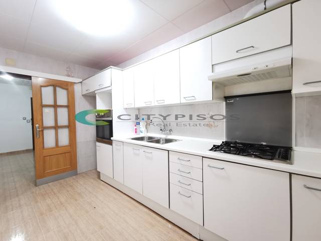 Local comercial en Venta en Carrer dels Ferrocarrils Catalans en La Marina del Port