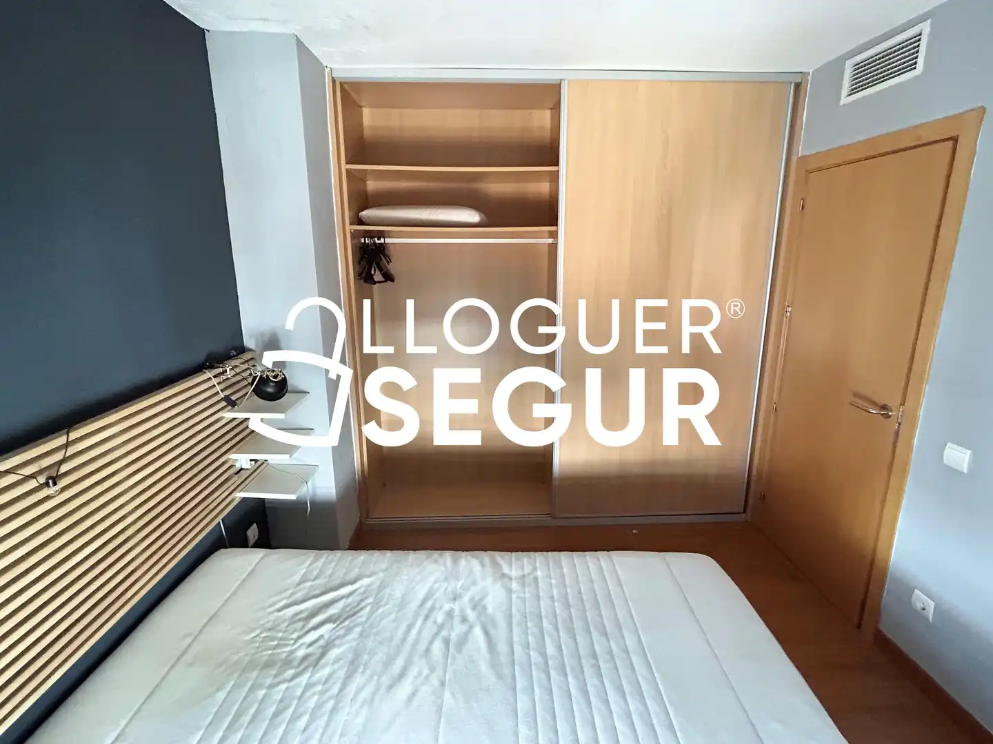 Habitación de Piso de alquiler en El Vendrell con Aire acondicionado y Amueblado